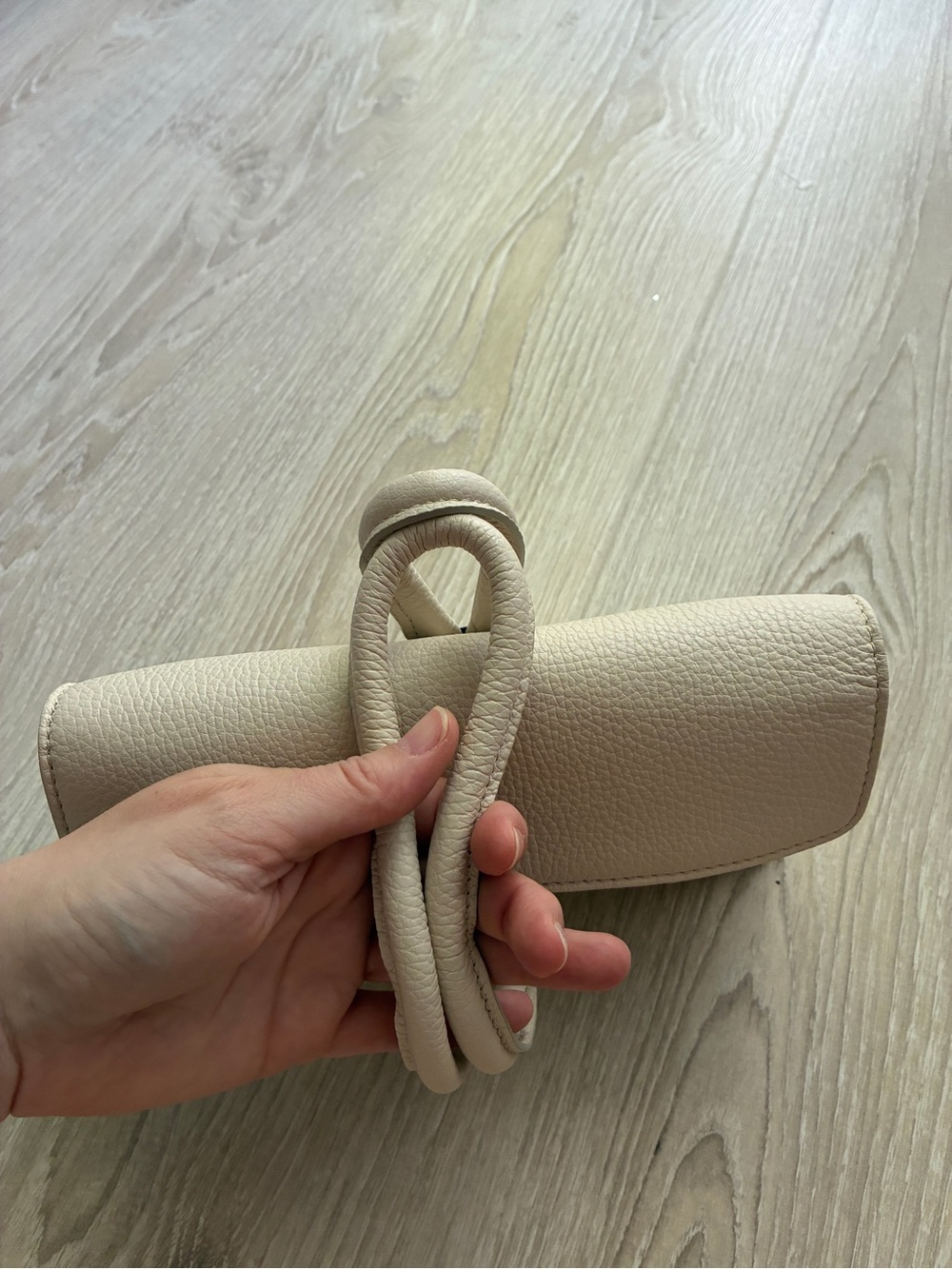 M.Gemi- The Francesca tumbled leather wristlet with detachable strap in Ecru - Picture 6 of 12